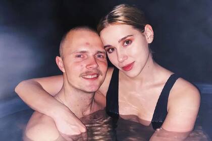 La pareja de hermanastros