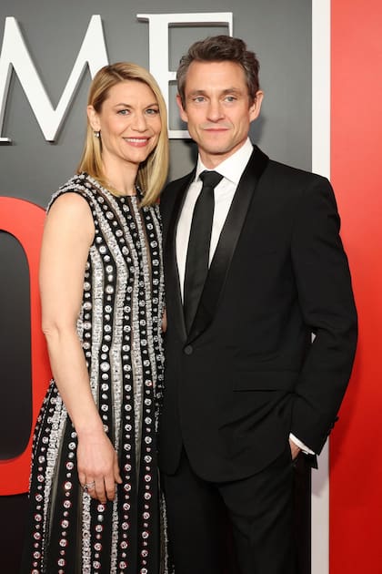 La pareja de actores compuesta por Claire Danes y Hugh Dancy fueron una de las más elegantes de la noche. La protagonista de Homeland eligió un vestido largo de cuello redondo rayado con apliques