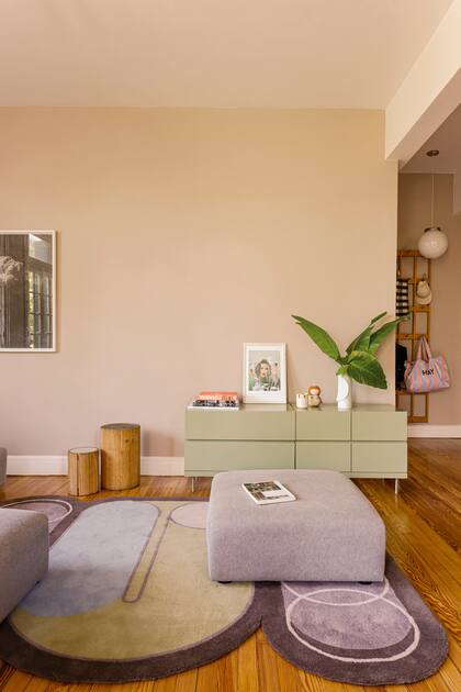 La pareja de arquitectos Flor Ordóñez y Nik Wenzke tienen en su living la alfombra ‘Comba’, que crearon con Estudio Tender para la colección 'Alexa' de El Espartano.