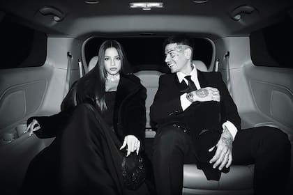 La pareja de cantantes (Emilia Mernes y Duki) minutos antes de llegar a la fiesta. “Sr. y Sra. Smith”, escribió la entrerriana divertida.