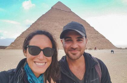La pareja de ciclistas en su paso por Egipto