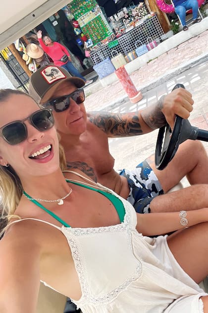 La pareja de compras por el centro comercial de Tulum.