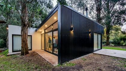 La pareja de diseñadores industriales vive, piensa y diseña desde el corazón de esta reserva forestal de 500 hectáreas.