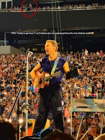 La pareja de ejecutivos permaneció abrazada parte del show de Coldplay antes de ser descubiertos por la kiss cam