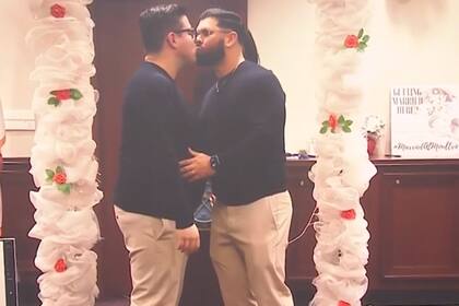 La pareja, de estatus migratorio mixto, se había casado meses antes en Washington D. C.