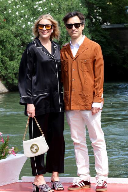 La pareja de guionistas y directores Greta Gerwig y Noah Baumbach, en los canales venecianos