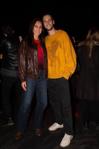 La pareja de influencers Samantha Trottier y Hernán Regiardo.