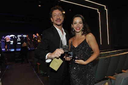 La pareja de la noche con algunos de los premios que cosechó Rocky