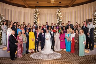 La pareja de recién casados posa con toda la familia.