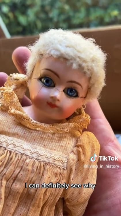 La pareja de tiktokers encontró una muñeca espeluznante en la casa antigua