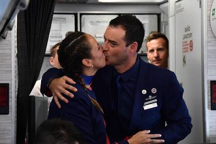 La pareja de tripulantes del avión de Latam, recién casados por Francisco