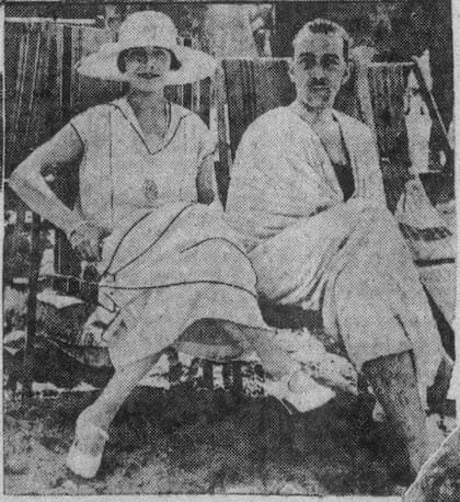 La pareja de vacaciones de Deauville, Francia, en 1928, luego de cinco años de matrimonio.