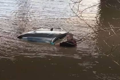 La pareja de vecinos que grabó toda la situación estaba segura de que dentro del auto no había ninguna persona, hasta que notaron, cuando llegaron los rescatistas, que estaban equivocados