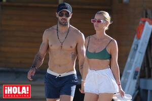 La pareja, después de haber anunciado su compromiso a través de sus redes. "¡Todavía no puedo creerlo!", confesó, más tarde, la modelo.