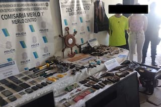 Detienen a pareja acusada de cometer robos a viviendas mediante el empleo de un dron