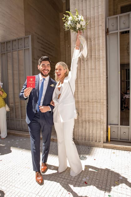 La pareja dio el sí el viernes 15 al mediodía en el Registro Civil de la calle Uruguay. A la salida, celebraron con la libreta roja como flamantes marido y mujer