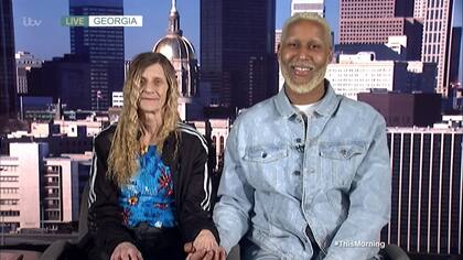 La pareja dio una entrevista para la televisión inglesa y contó cómo sobrellevan las críticas