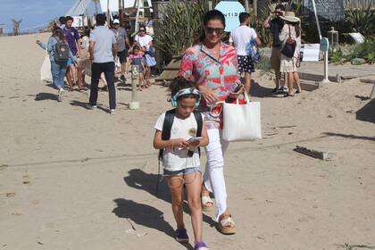 Lola, lahija de Pamela y Vila, escucha música mientras caminaban hacia el restó