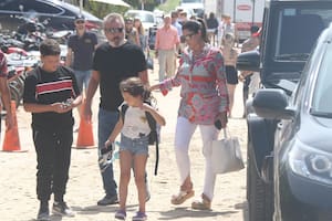 Pamela David y Daniel Vila pasean con sus hijos por José Ignacio
