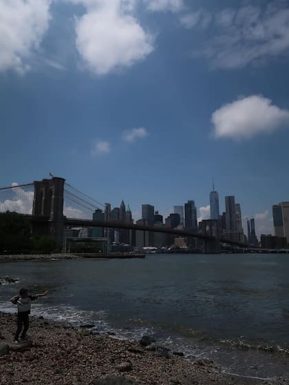 La pareja disfrutó de una caminata a orillas del río Hudson (Foto: Instagram @orianasabatini)