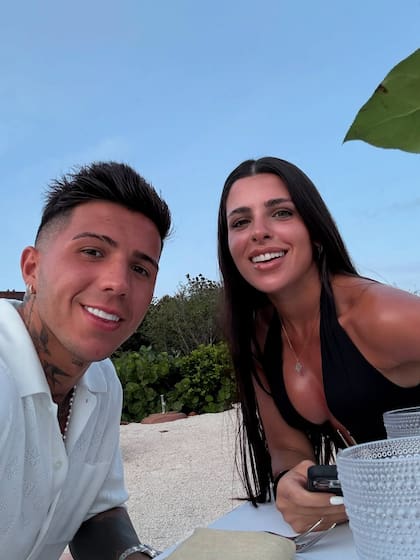 La pareja disfrutó de una comida romántica (Foto: Instagram @enzojfernandez)