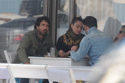 La pareja durante un almuerzo con amigos.