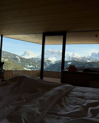 La pareja durmió en una cabaña con vista a la montaña