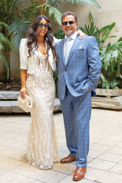 La pareja, el viernes pasado, posando en el jardín de los recién casados del Registro Civil porteño de la calle Uruguay.
