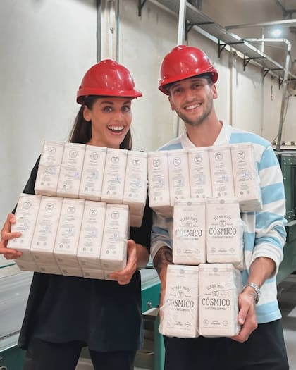 La pareja emprendió en Argentina con Cósmico, su marca de yerba (Foto: Instagram @samtrottierr)