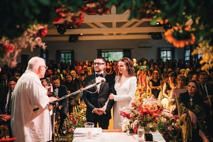 La pareja en el altar, escuchando las palabras de Jorge Bucay. El escritor, que es muy amigo de la familia de Rocío, estuvo a cargo de una ceremonia emotiva (no religiosa). A la derecha de la foto, Lucía Galán escucha conmovida