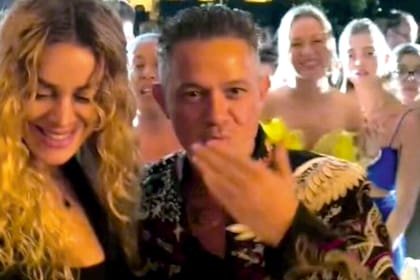 La pareja, en el cumpleaños de Paco León. Ella tiene 36 años y trabajó en varias telenovelas de éxito en México, donde también vivió
resonados romances.