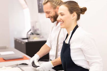La pareja en el mostrador de su tienda de Viena. A 12 años de aquel viaje iniciático ya cuentan con una tienda en la capital austríaca y una en Salzburgo.