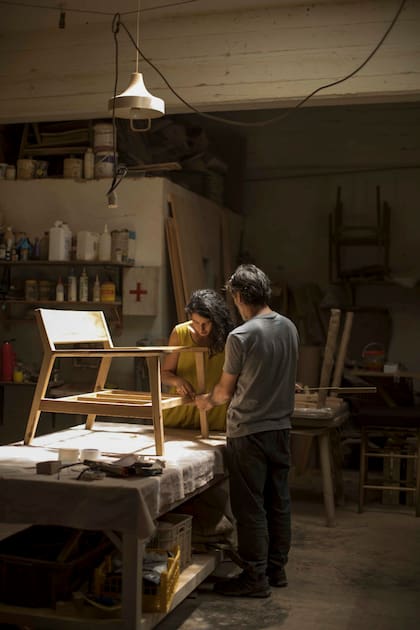 La pareja en el taller de Broca, donde diseñan y fabrican todos sus muebles.