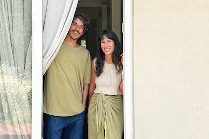 La pareja en la casa que construyeron a partir de una estructura de hormigón abandonada.