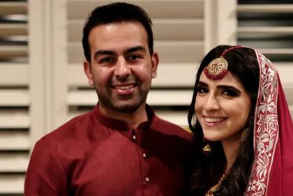 La pareja en la celebración de su compromiso.