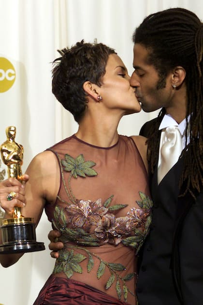La pareja en la entrega de los Oscar, donde Berry se convirtió en la primera mujer afroamericana en ganar como mejor actriz