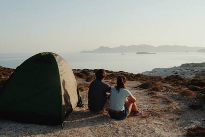 La pareja en la isla Milo, Grecia, junto a su carpa