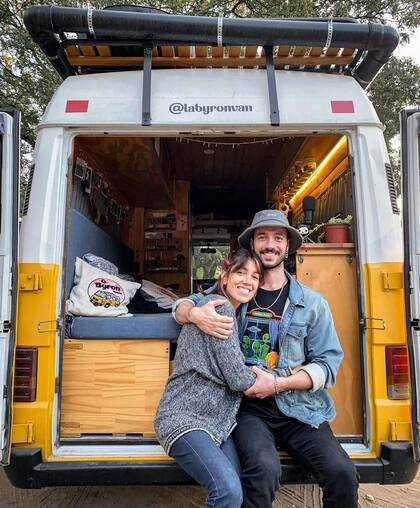 La pareja en la van donde recorrieron gran parte de la Argentina