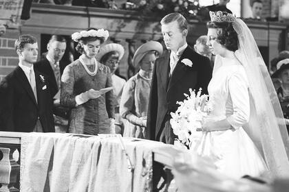 La pareja, en Storkyrkan, en la catedral de Estocolmo. A la izquierda de la imagen, aparece el único hermano varón de la familia, el actual rey Carlos Gustavo, y su hermana Birgitta.