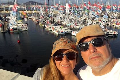 La pareja encontró que la comida también es particular. Incluye ingredientes que se producen en las islas, como potaje de berros, papas arrugadas, sancocho de cherne. Tienen muy buenos quesos y vinos, en especial blancos con vides que se cultivan en zonas con suelo volcánico negro.