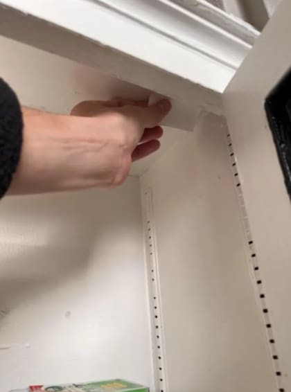 La pareja encontró una pequeña nota escrita a mano, oculta de manera casi imperceptible