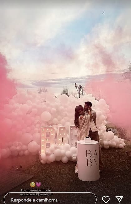 La pareja, envuelto en humo rosa, celebrando la llegada de su hija