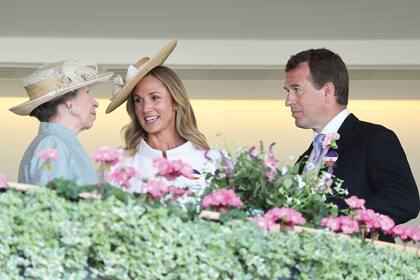 La pareja este año en Ascot junto a la princesa real Ana