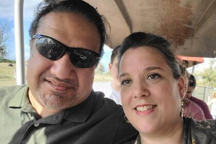 La pareja falleció con dos semanas de diferencia. Ambos estuvieron cerca de un mes hospitalizados por complicaciones de la enfermedad