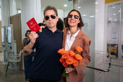 La pareja, feliz, muestra su libreta roja.