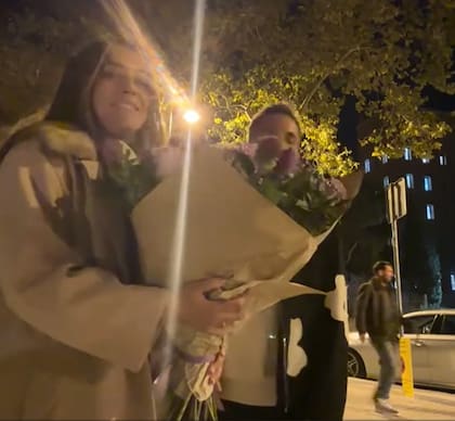 La pareja filmó el momento exacto cuando Messi caminaba por las calles de Barcelona rumbo al Camp Nou