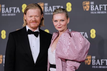 La pareja formada por los actores norteamericanos Jesse Plemons y Kirsten Dunst posa para los fotógrafos en la alfombra roja de los Bafta