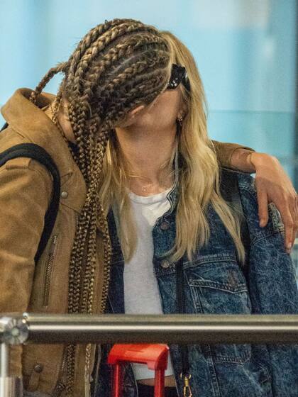 La pareja fue captada por los flashes en pleno beso