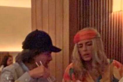 La pareja fue descubierta y poco tiempo después fue objeto de mofa por parte de los usuarios de las redes sociales