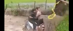 Video: el momento del dramático rescate de una pareja de turistas atrapada en medio de las inundaciones de Salta